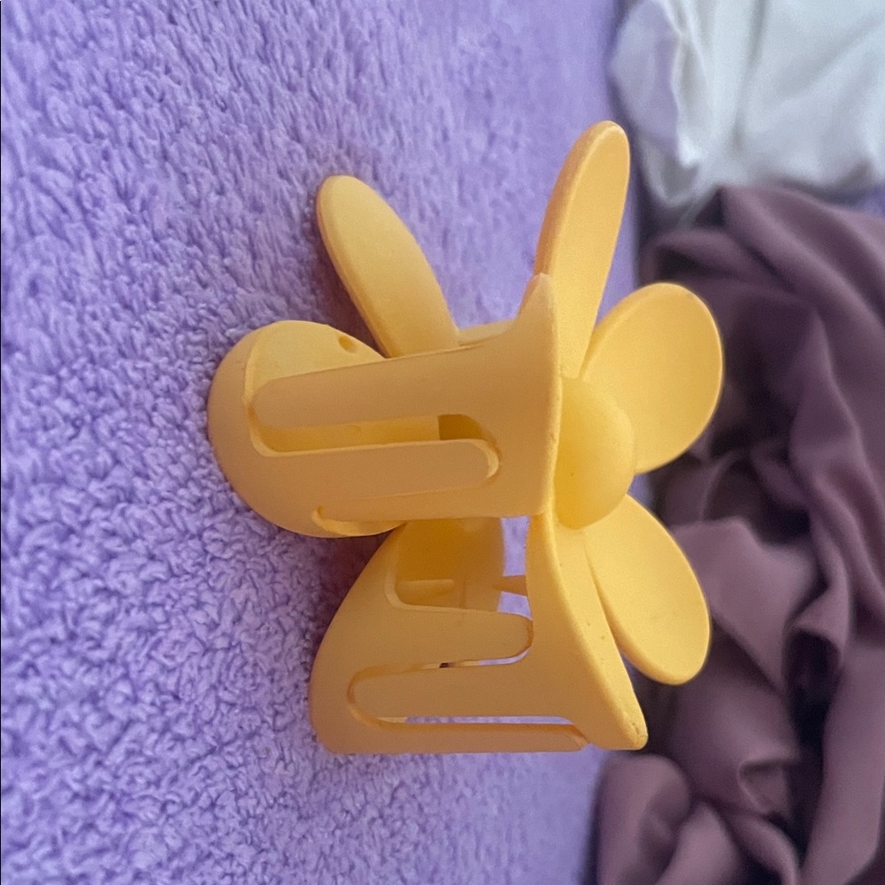 Beige Flower-Shaped Accessory - Picture 2 of 2